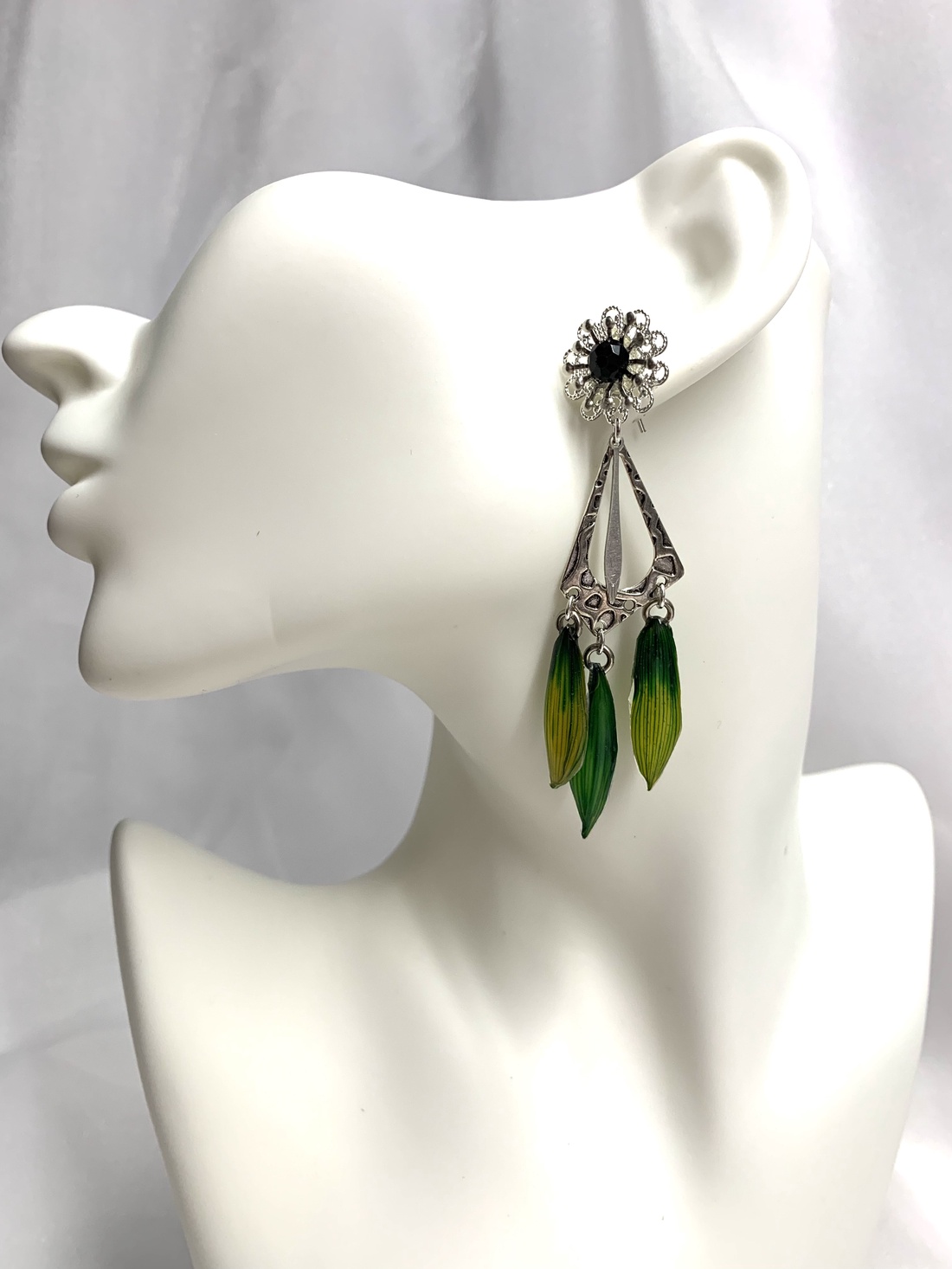 cercei cu flori naturale - Crizanteme 00862 - bijuterii - cercei din rășină - Artynos.ro