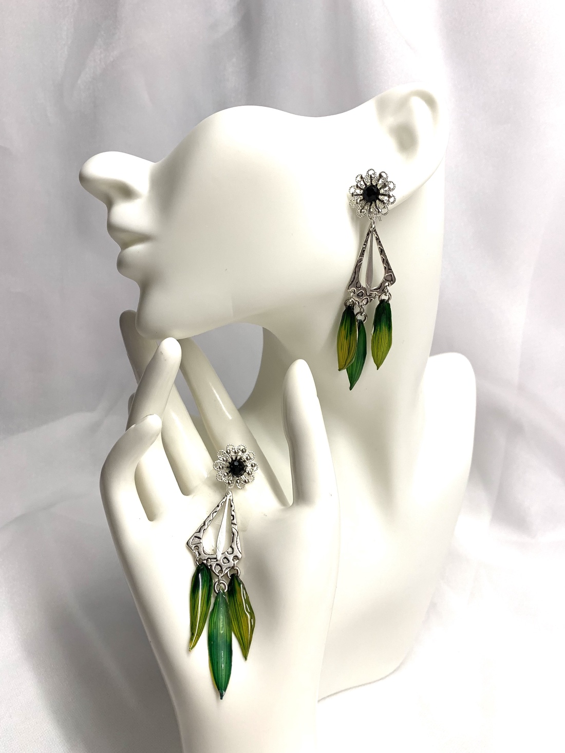 cercei cu flori naturale - Crizanteme 00862 - bijuterii - cercei din rășină - Artynos.ro