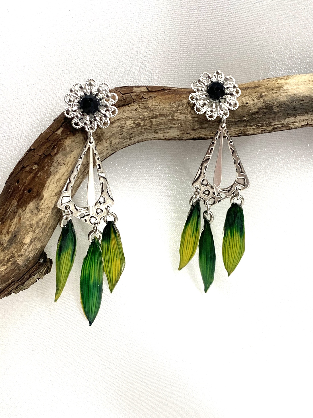 cercei cu flori naturale - Crizanteme 00862 - bijuterii - cercei din rășină - Artynos.ro