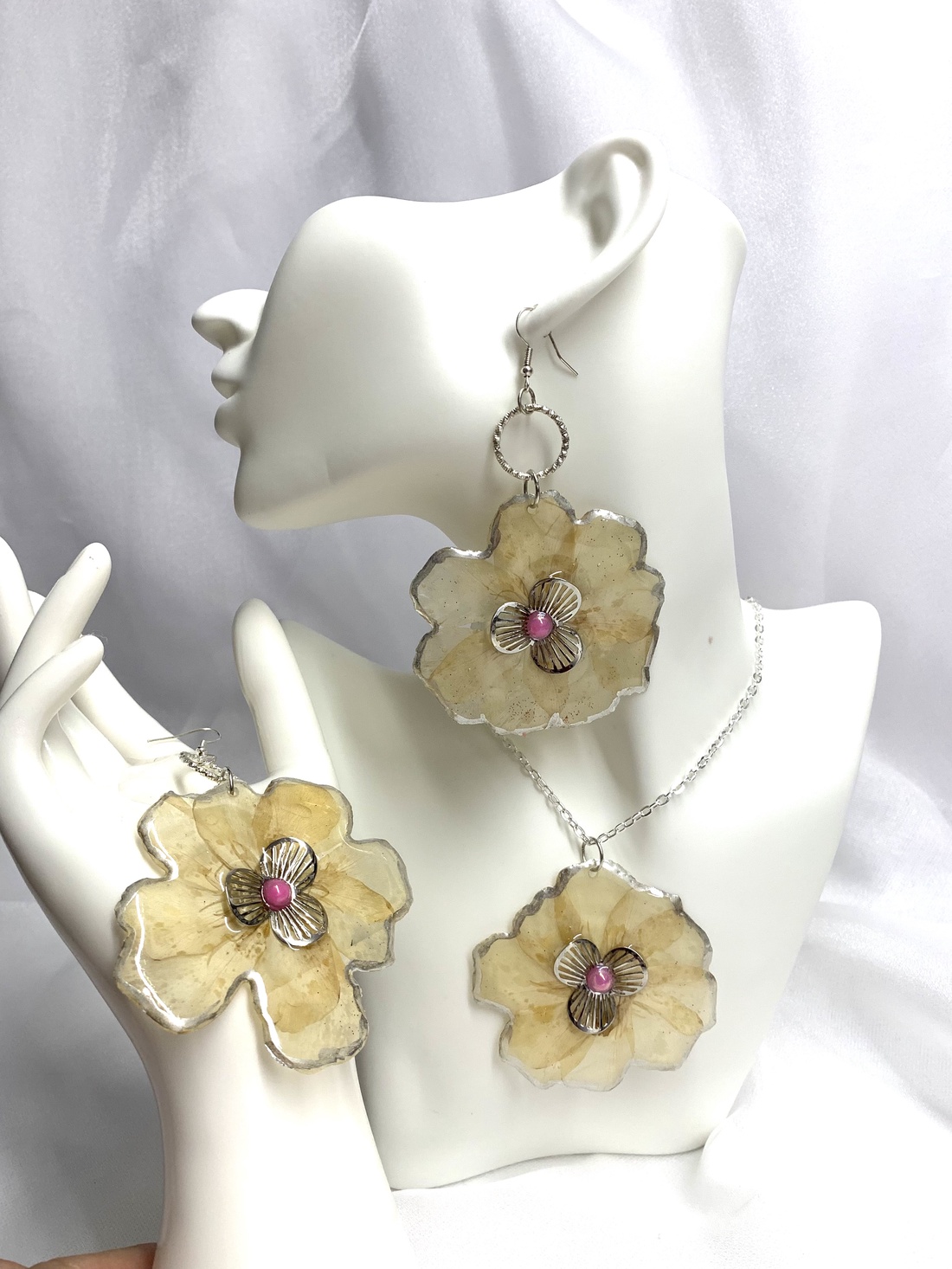 Set cu flori naturale Azalee 00569 - bijuterii - seturi de bijuterii - Artynos.ro Set cu flori naturale Azalee 00569 - bijuterii - seturi de bijuterii - Artynos.ro