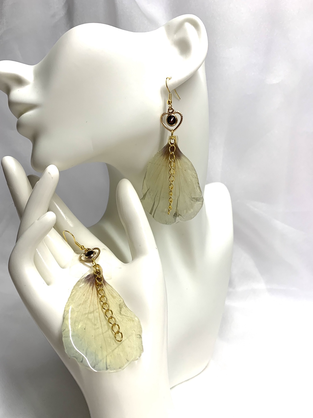 cercei handmade unicat din rasina si flori naturale 00565 - bijuterii - cercei - cercei drop - Artynos.ro