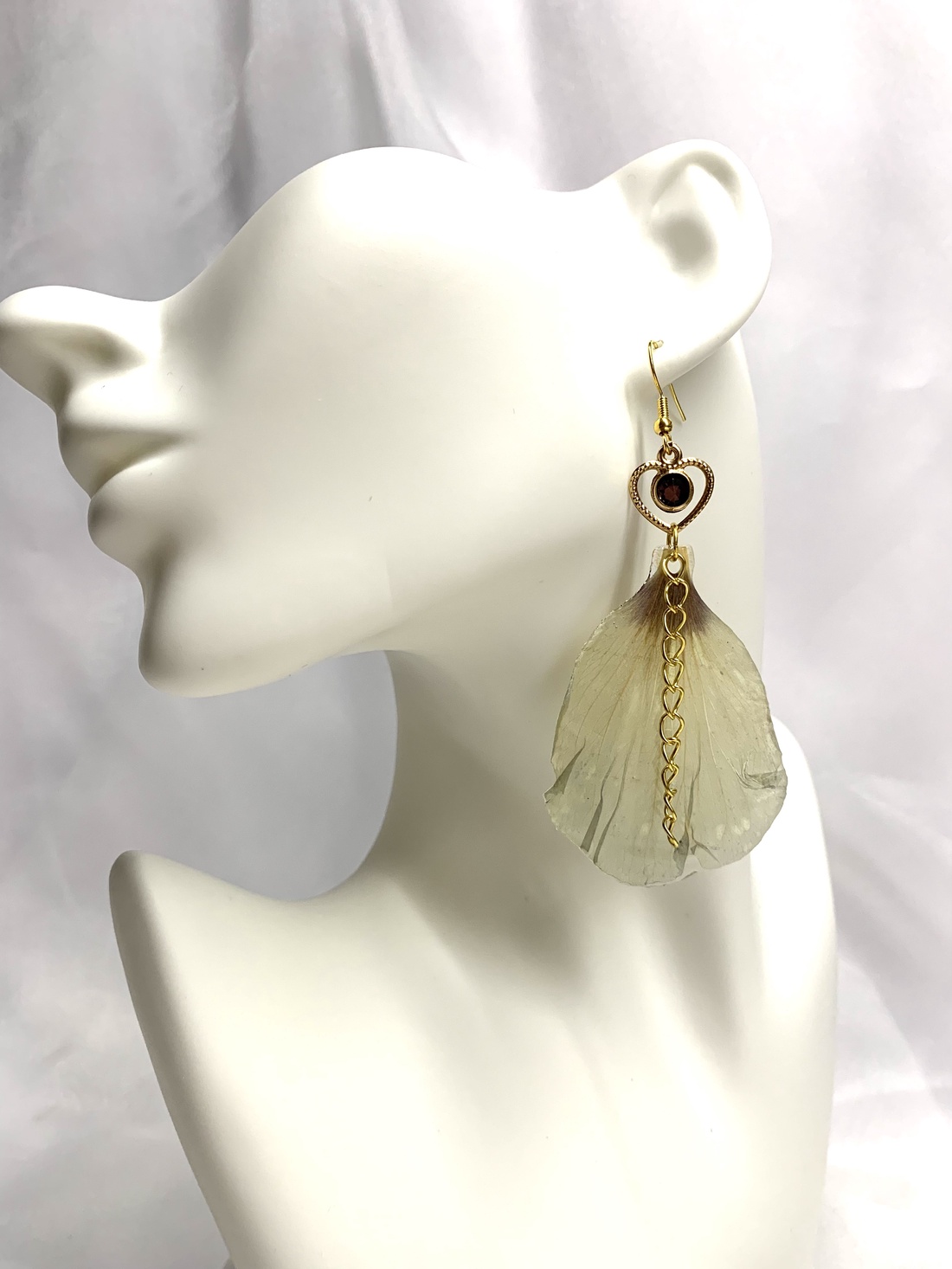 cercei handmade unicat din rasina si flori naturale 00565 - bijuterii - cercei - cercei drop - Artynos.ro