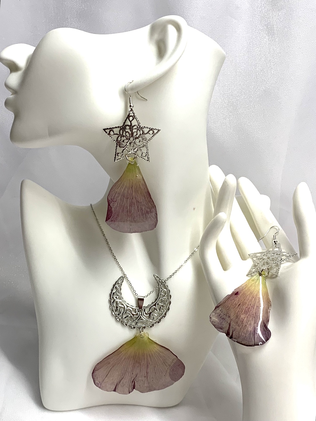 Set bijuterii handmade unicat din rasina si flori naturale 00556 - bijuterii - seturi de bijuterii - Artynos.ro Set bijuterii handmade unicat din rasina si flori naturale 00556 - bijuterii - seturi de bijuterii - Artynos.ro