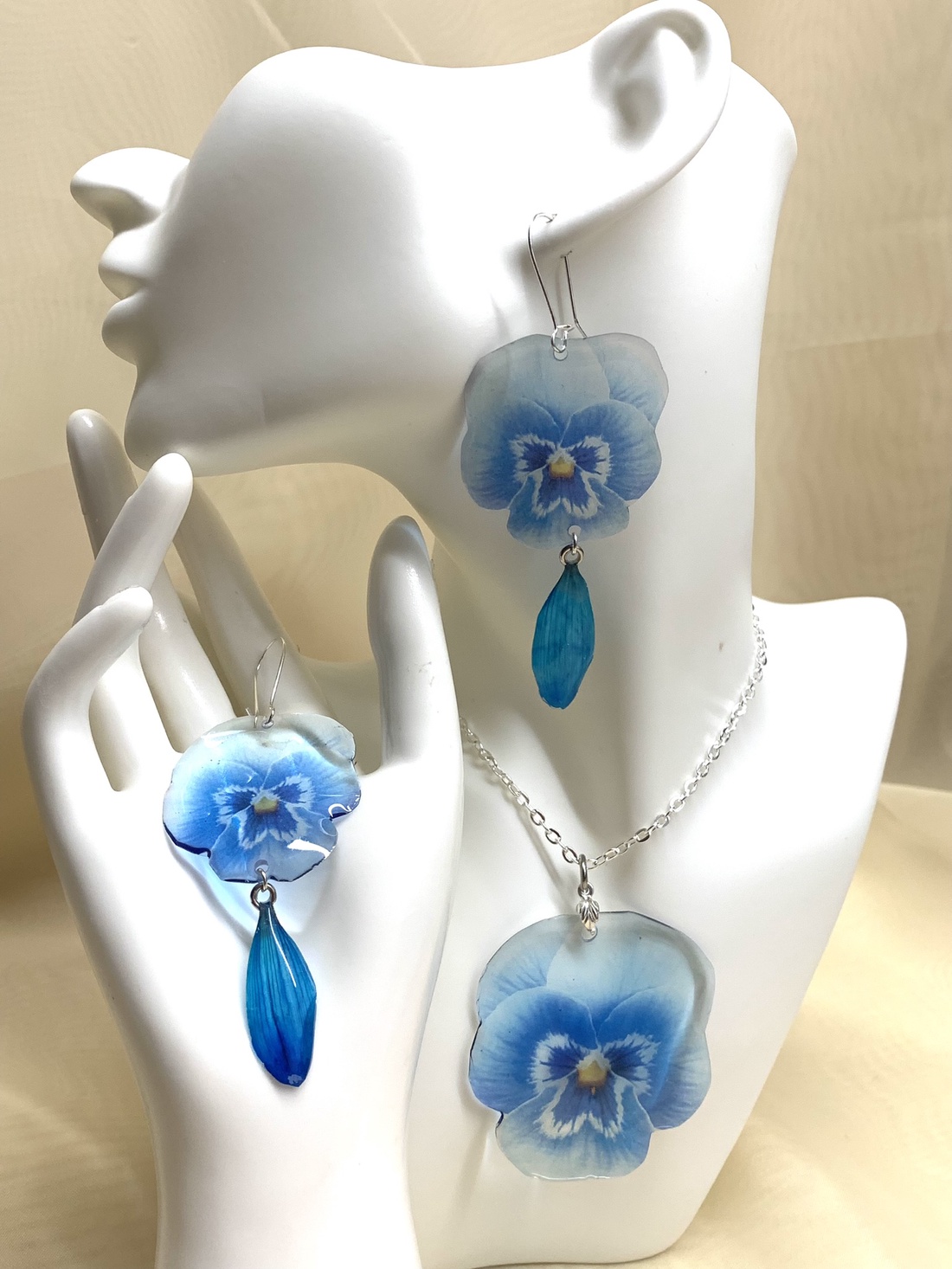 Set bijuterii handmade unicat din rășină si flori naturale 00522 - bijuterii - seturi de bijuterii - Artynos.ro Set bijuterii handmade unicat din rășină si flori naturale 00522 - bijuterii - seturi de bijuterii - Artynos.ro