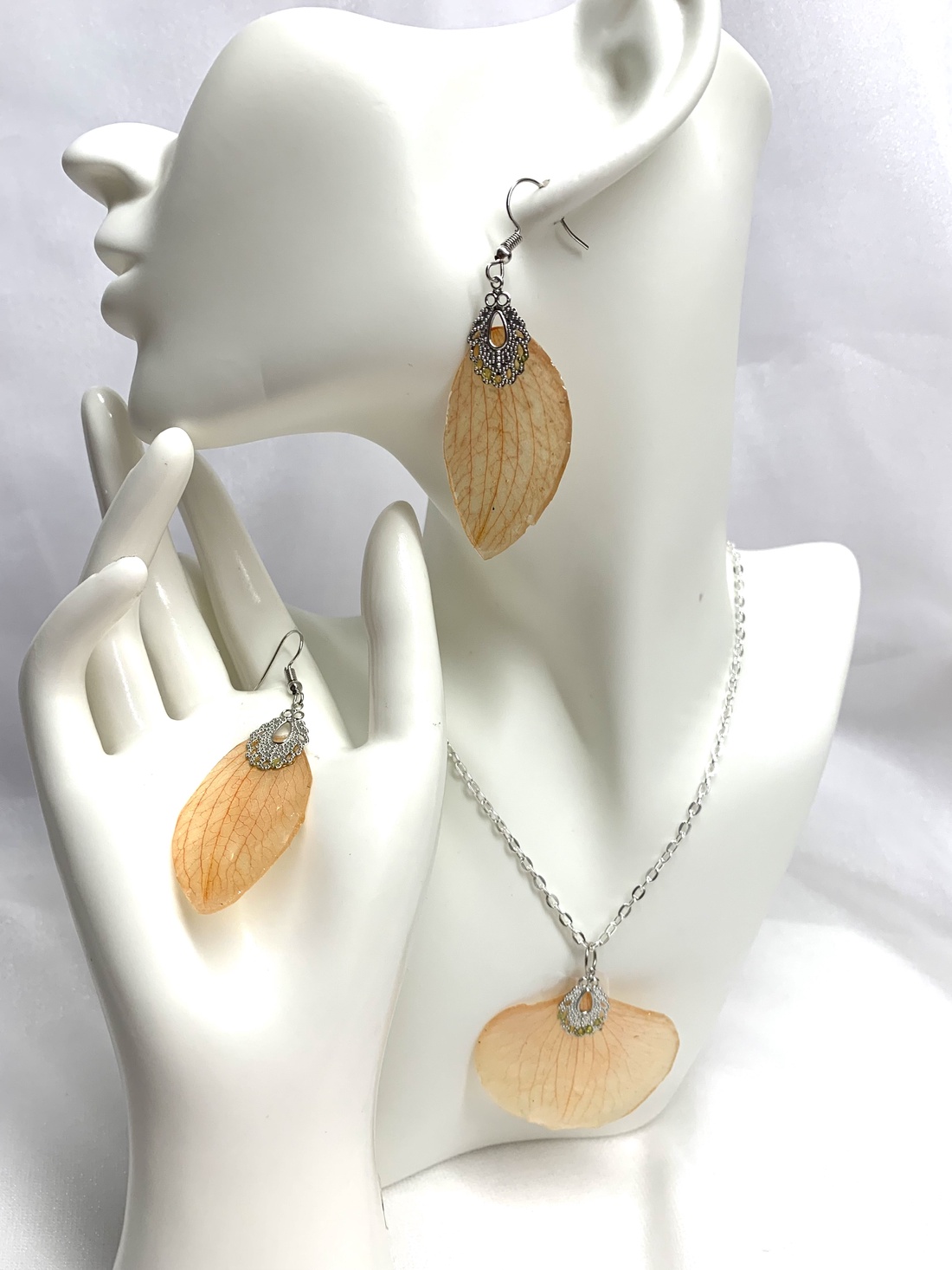 Set bijuterii handmade unicat din rasina si orhidee naturale 00917 - bijuterii - seturi de bijuterii - Artynos.ro Set bijuterii handmade unicat din rasina si orhidee naturale 00917 - bijuterii - seturi de bijuterii - Artynos.ro