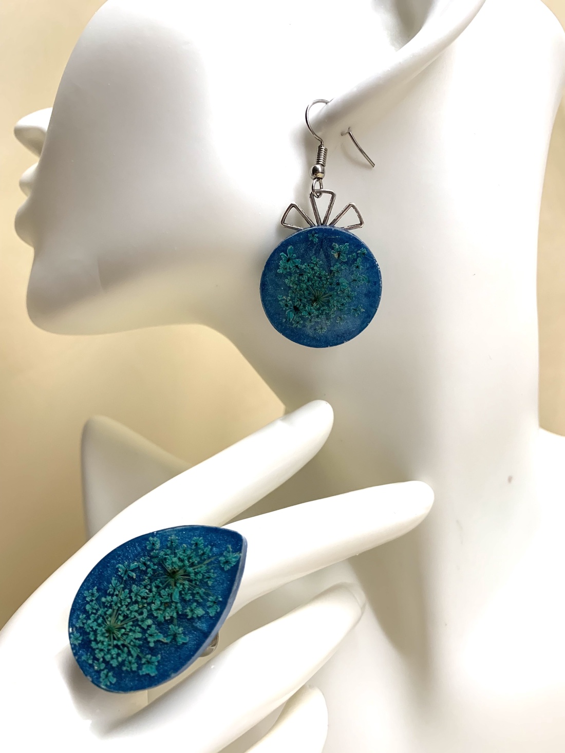 Set Bijuterii handmade unicat din rasina flori naturale 00921 - bijuterii - seturi de bijuterii - Artynos.ro Set Bijuterii handmade unicat din rasina flori naturale 00921 - bijuterii - seturi de bijuterii - Artynos.ro