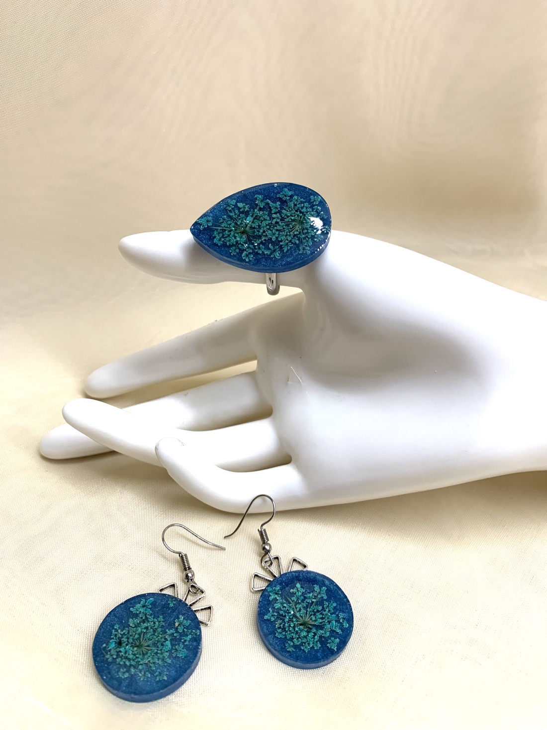 Set Bijuterii handmade unicat din rasina flori naturale 00921 - bijuterii - seturi de bijuterii - Artynos.ro Set Bijuterii handmade unicat din rasina flori naturale 00921 - bijuterii - seturi de bijuterii - Artynos.ro