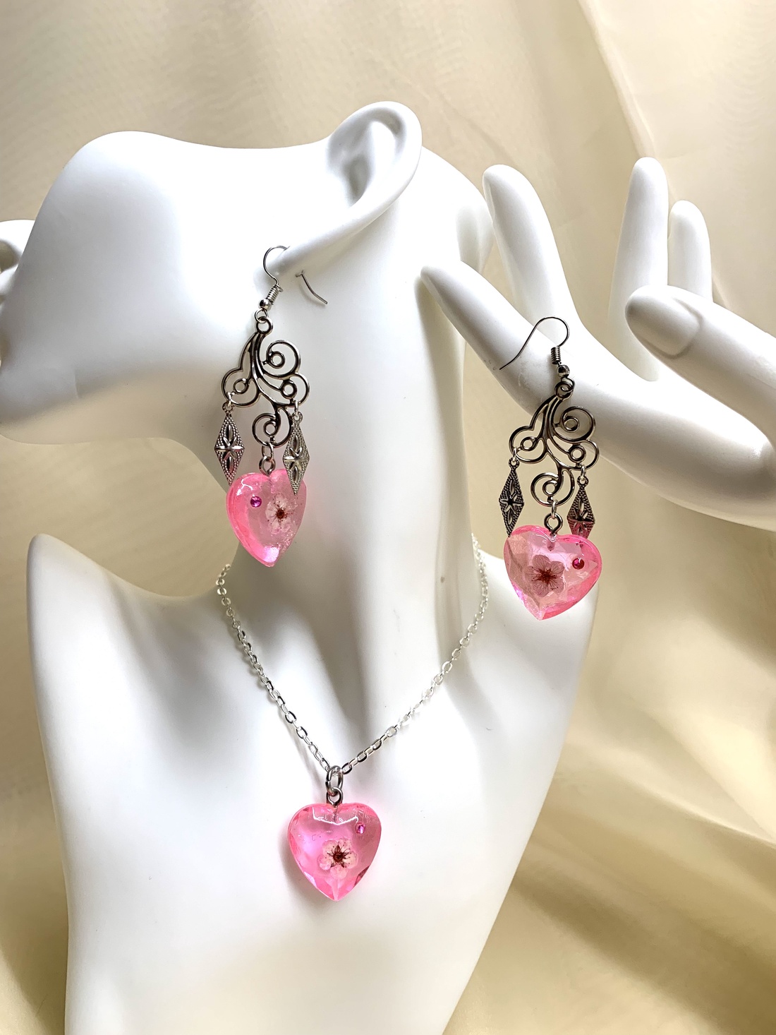 set bijuterii handmade unicat din rasina si flori naturale 00931 - accesorii nuntă - bijuterii mireasă - set bijuterii de mireasă - Artynos.ro set bijuterii handmade unicat din rasina si flori naturale 00931 - accesorii nuntă - bijuterii mireasă - set bijuterii de mireasă - Artynos.ro