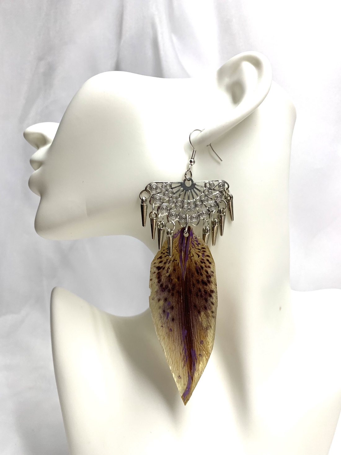 cercei cu flori naturale Crini 00604 - bijuterii - cercei din rășină - Artynos.ro