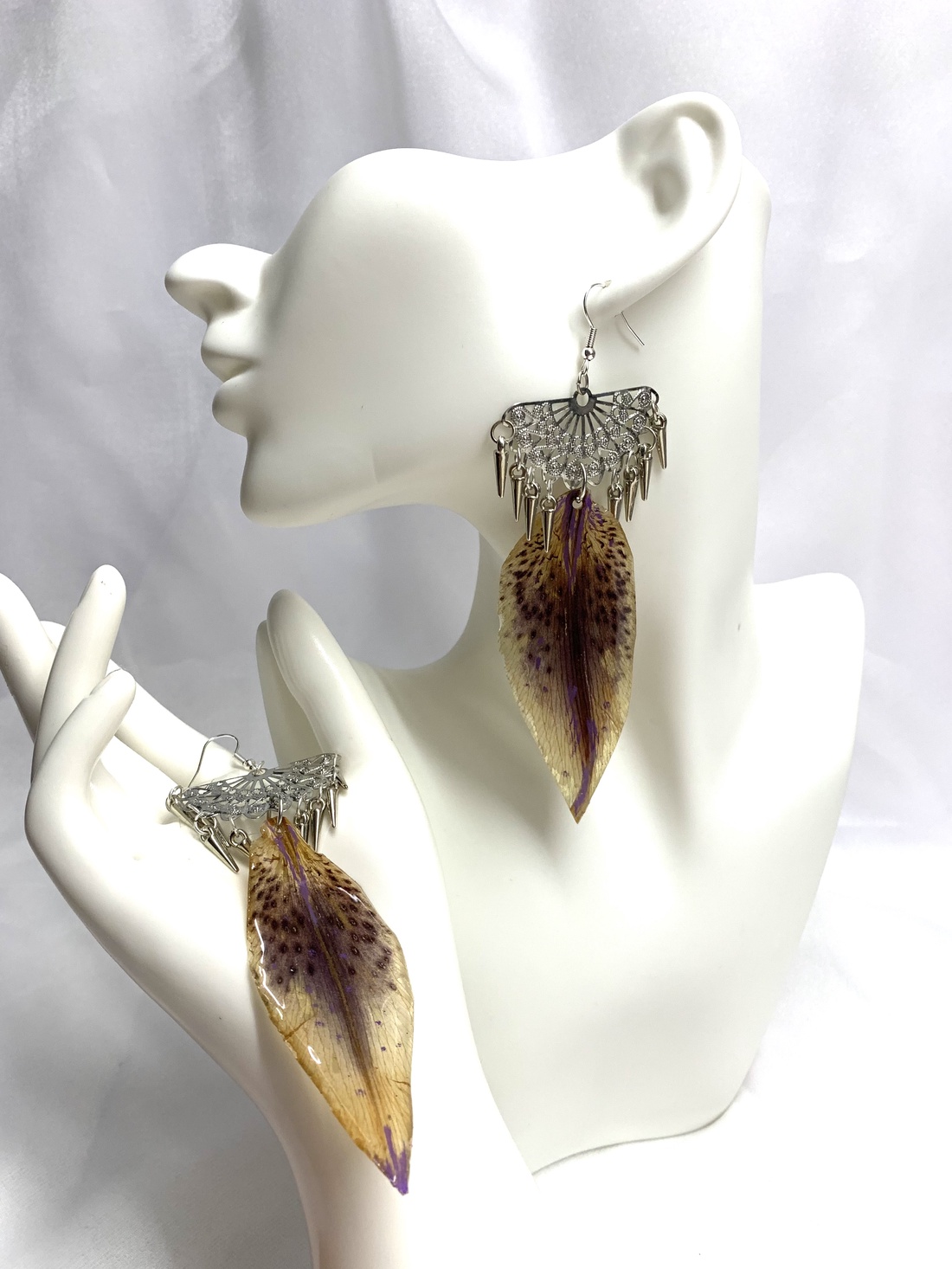 cercei cu flori naturale Crini 00604 - bijuterii - cercei din rășină - Artynos.ro