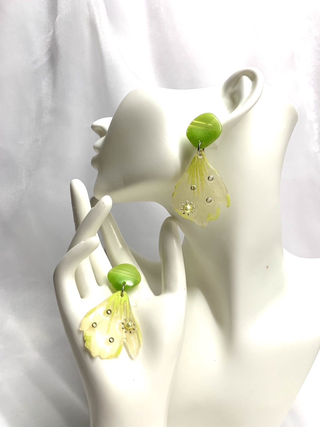 cercei cu flori naturale Bujori 00083 - bijuterii - cercei din rășină - Artynos.ro