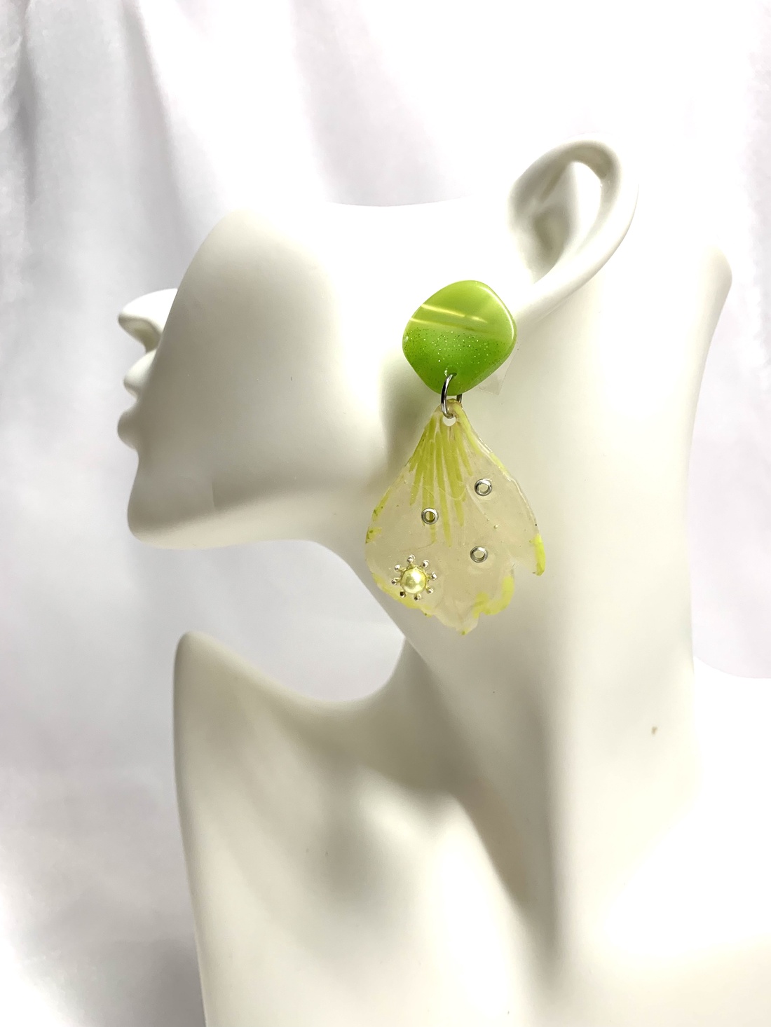 cercei cu flori naturale Bujori 00083 - bijuterii - cercei din rășină - Artynos.ro