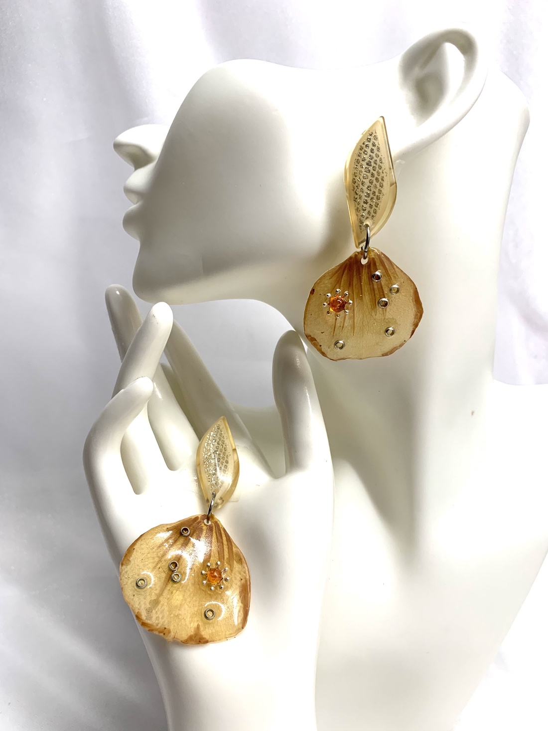 cercei cu flori naturale Trandafiri 00082 - bijuterii - cercei din rășină - Artynos.ro