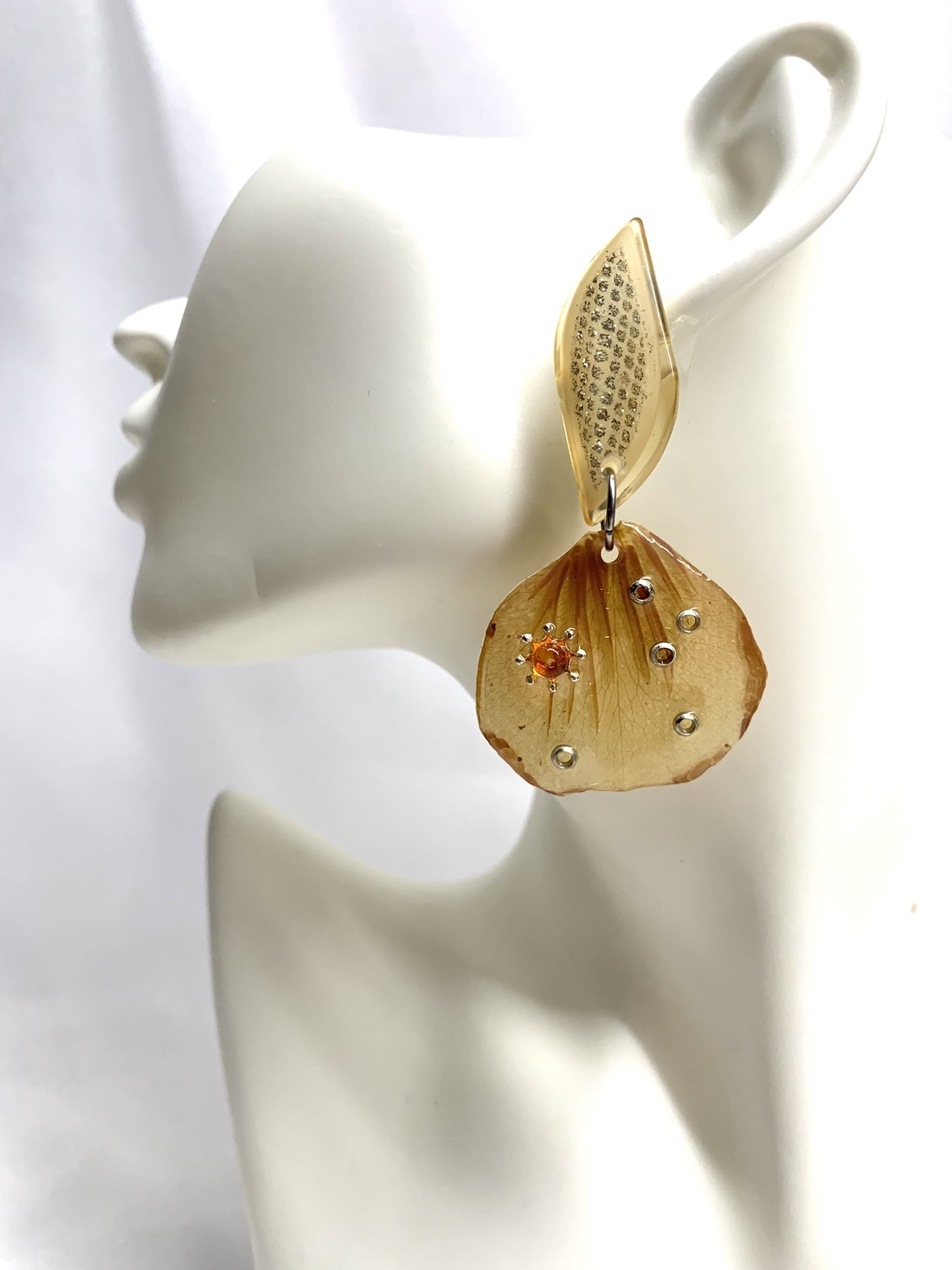 cercei cu flori naturale Trandafiri 00082 - bijuterii - cercei din rășină - Artynos.ro