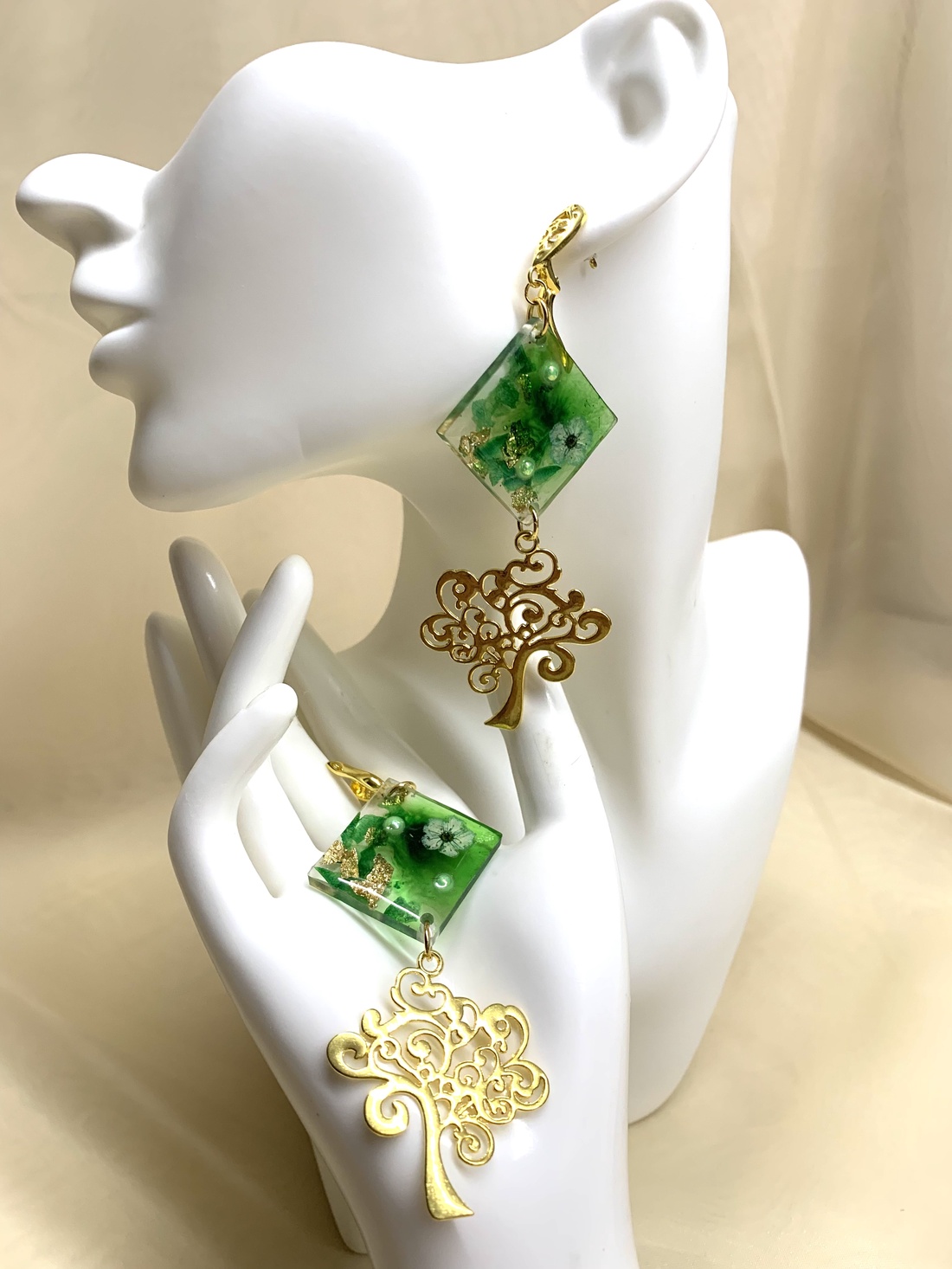 cercei handmade unicat din rasina si flori naturale 00094 - bijuterii - cercei din rășină - Artynos.ro