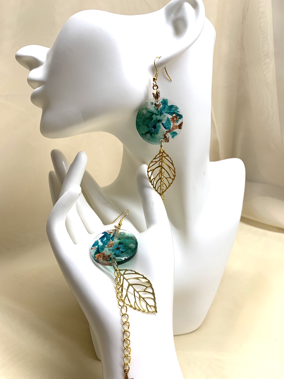 cercei cu flori naturale Trandafiri 00096 - bijuterii - cercei din rășină - Artynos.ro