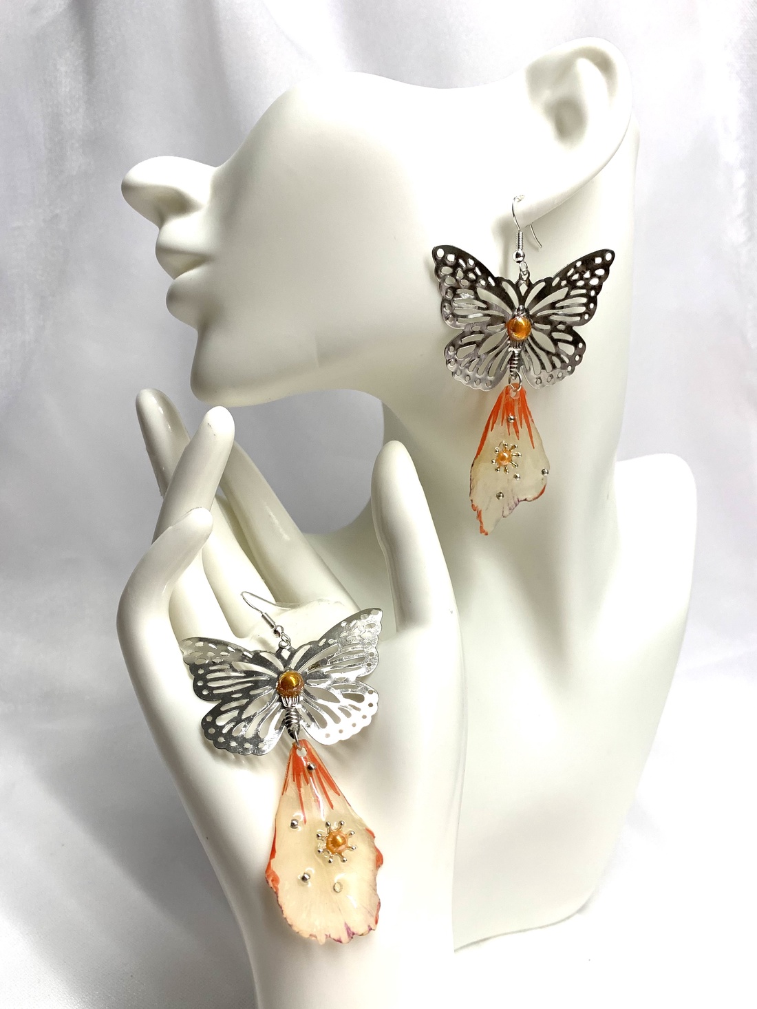 cercei cu flori naturale Bujori 00113 - bijuterii - cercei din rășină - Artynos.ro