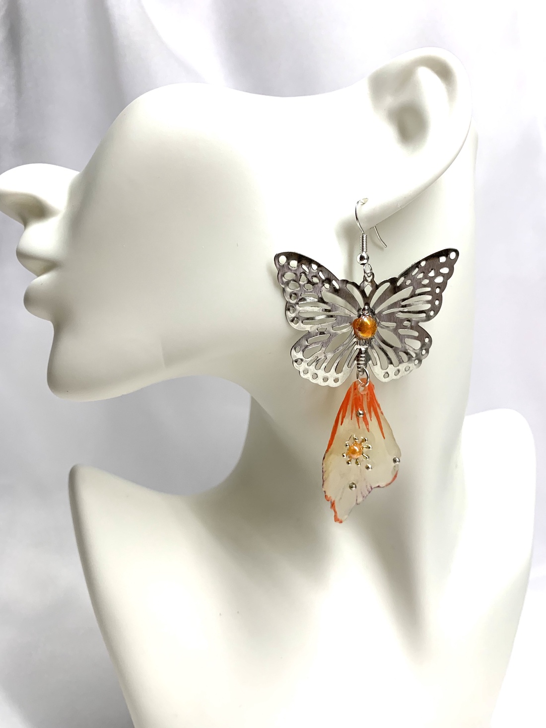 cercei cu flori naturale Bujori 00113 - bijuterii - cercei din rășină - Artynos.ro