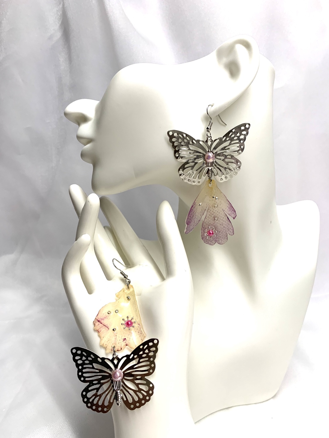 cercei cu flori naturale Bujori 00114 - bijuterii - cercei - cercei din rășină - Artynos.ro