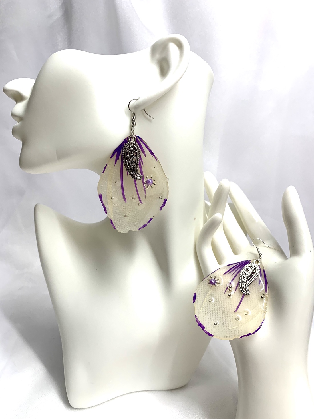 cercei cu flori naturale Bujori 00116 - bijuterii - cercei din rășină - Artynos.ro