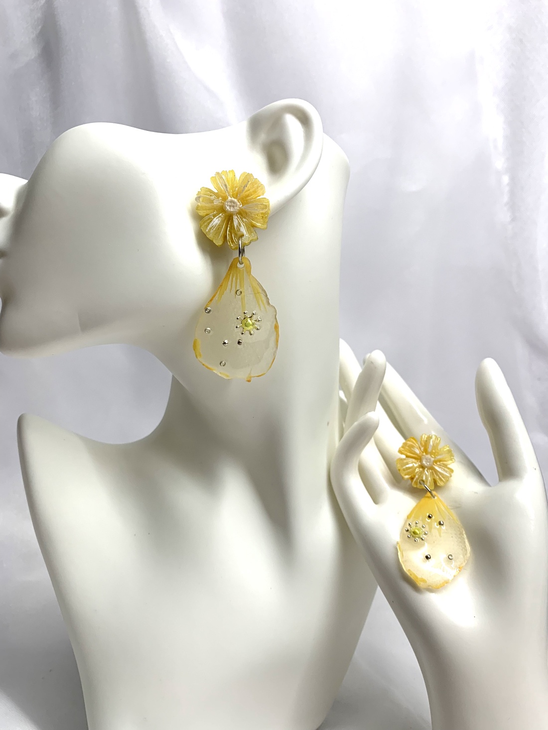 cercei cu flori naturale Bujori 00117 - bijuterii - cercei din rășină - Artynos.ro