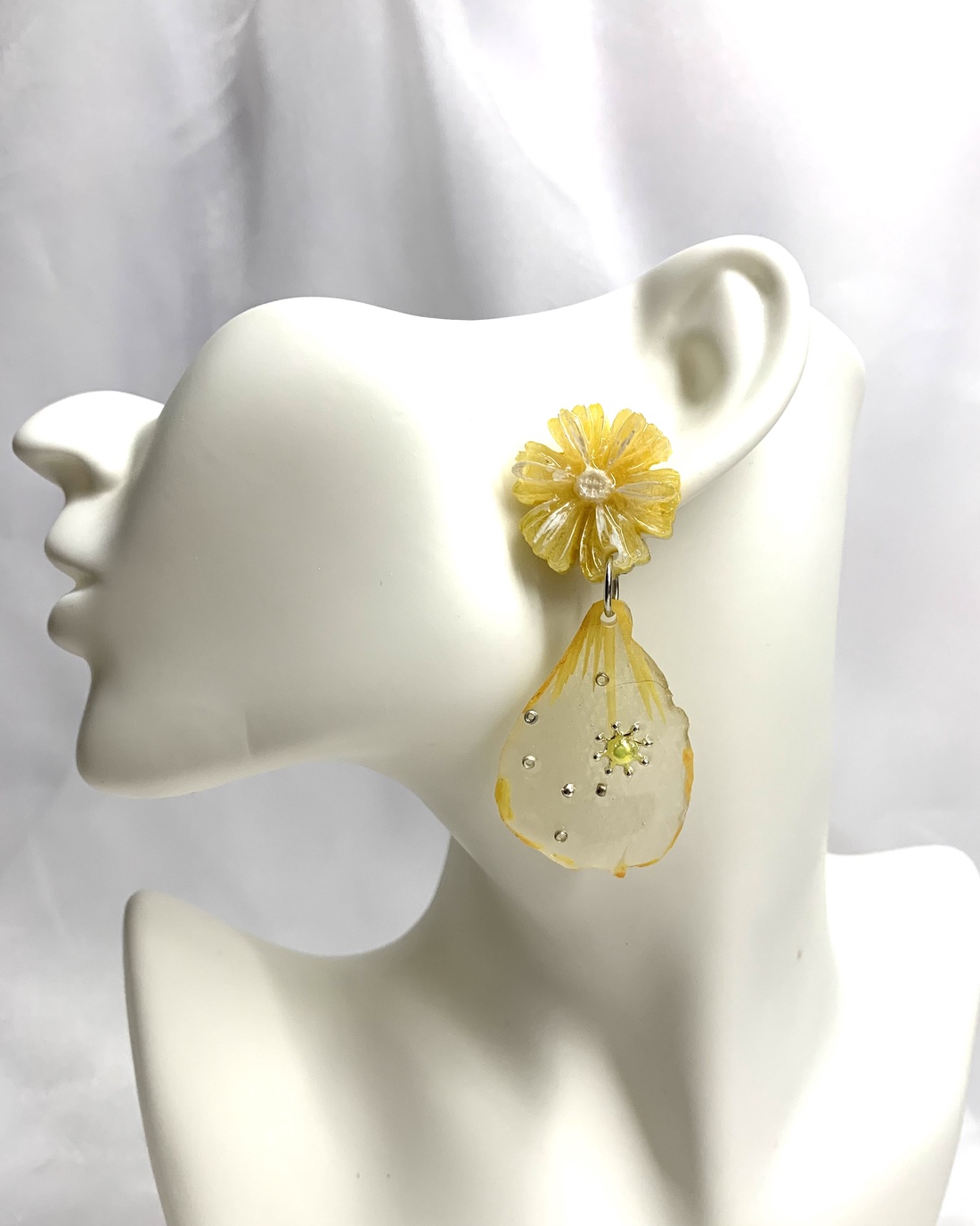 cercei cu flori naturale Bujori 00117 - bijuterii - cercei din rășină - Artynos.ro