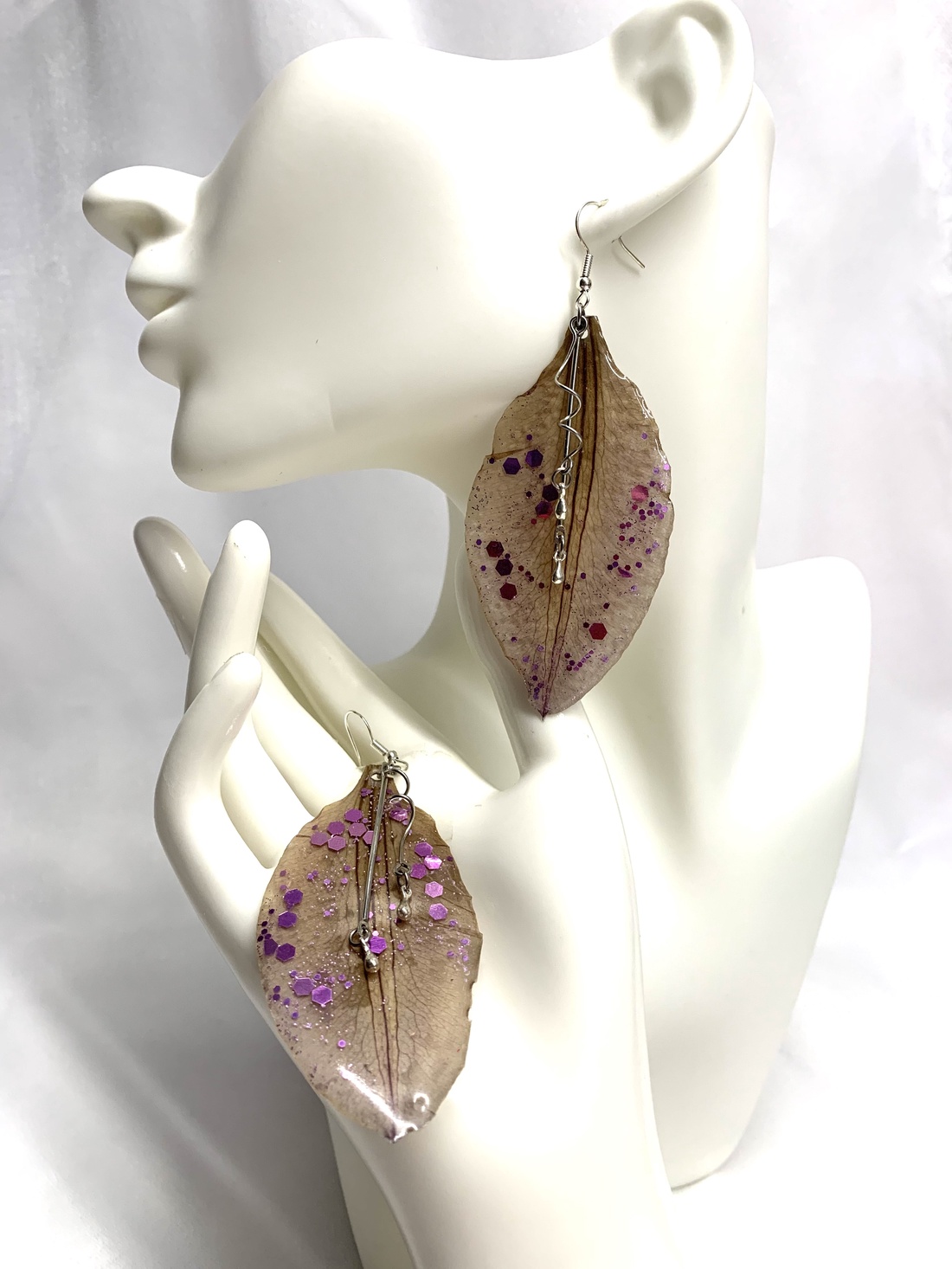 cercei cu flori naturale Clematita 00125 - bijuterii - cercei - cercei din rășină - Artynos.ro