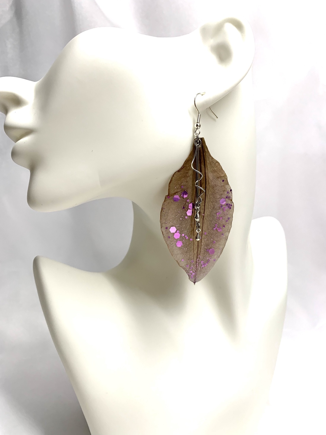 cercei cu flori naturale Clematita 00125 - bijuterii - cercei - cercei din rășină - Artynos.ro