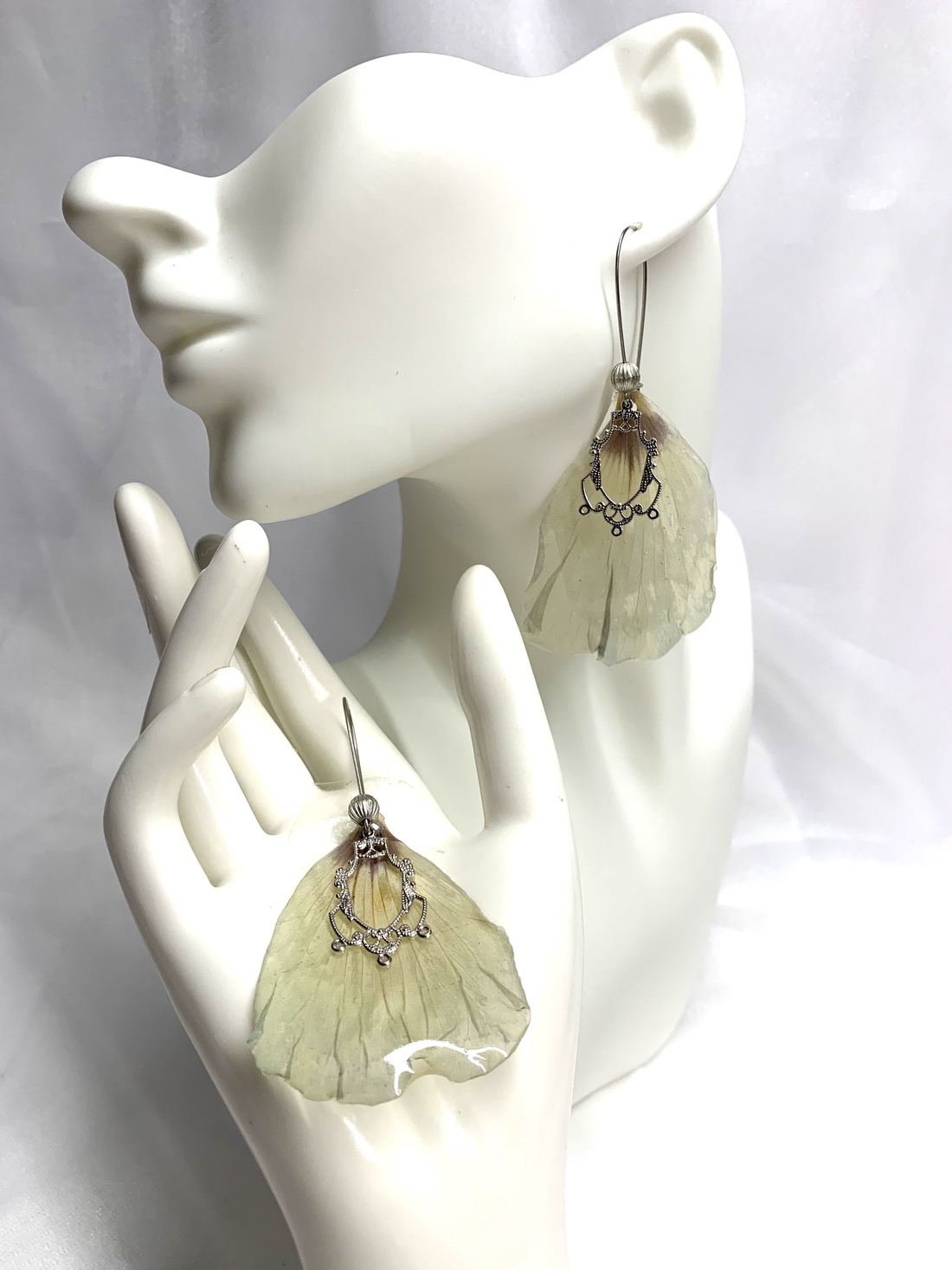 Cercei cu flori naturale Trandafiri 00180 - bijuterii - cercei din rășină - Artynos.ro Cercei cu flori naturale Trandafiri 00180 - bijuterii - cercei din rășină - Artynos.ro