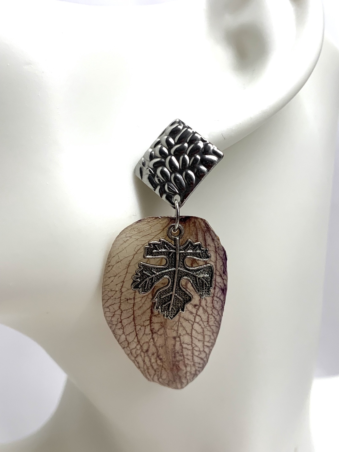 cercei cu flori naturale Orhidee 00186 - bijuterii - cercei - cercei din rășină - Artynos.ro