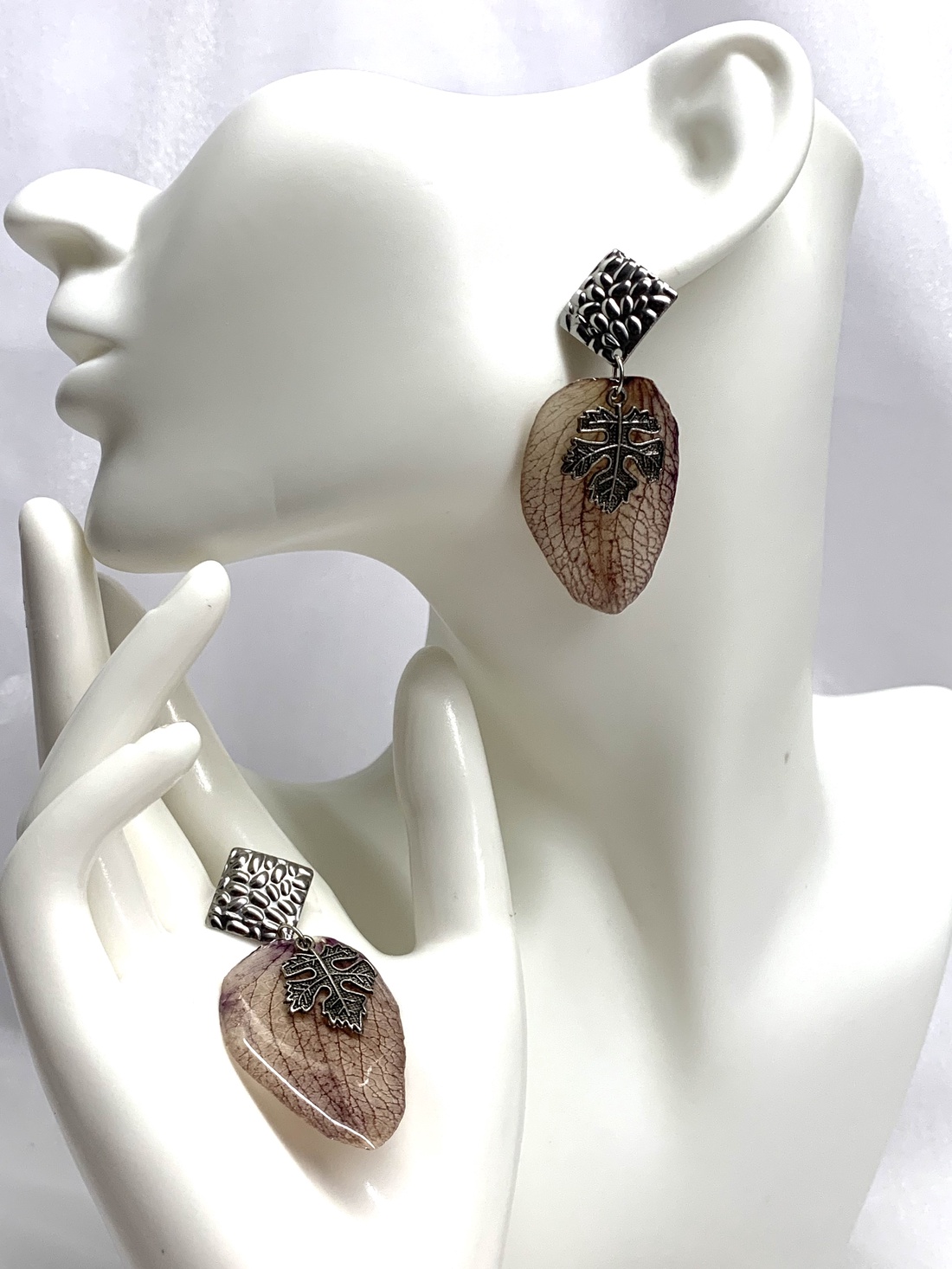 cercei cu flori naturale Orhidee 00186 - bijuterii - cercei - cercei din rășină - Artynos.ro