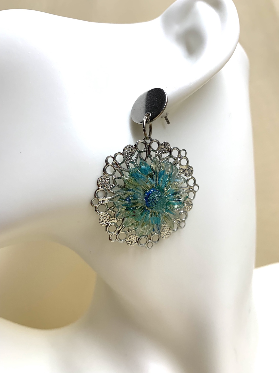 Cercei cu flori naturale Hortensie 00392 - bijuterii - cercei - cercei din rășină - Artynos.ro