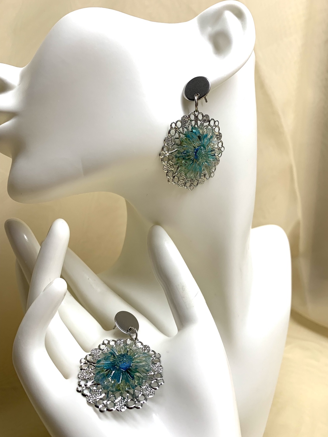 Cercei cu flori naturale Hortensie 00392 - bijuterii - cercei - cercei din rășină - Artynos.ro