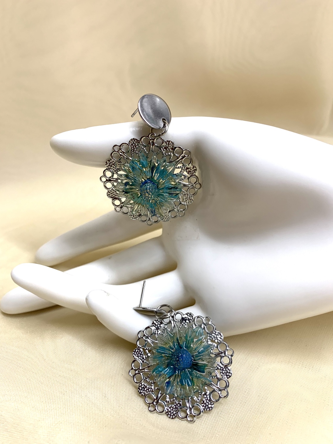 Cercei cu flori naturale Hortensie 00392 - bijuterii - cercei - cercei din rășină - Artynos.ro