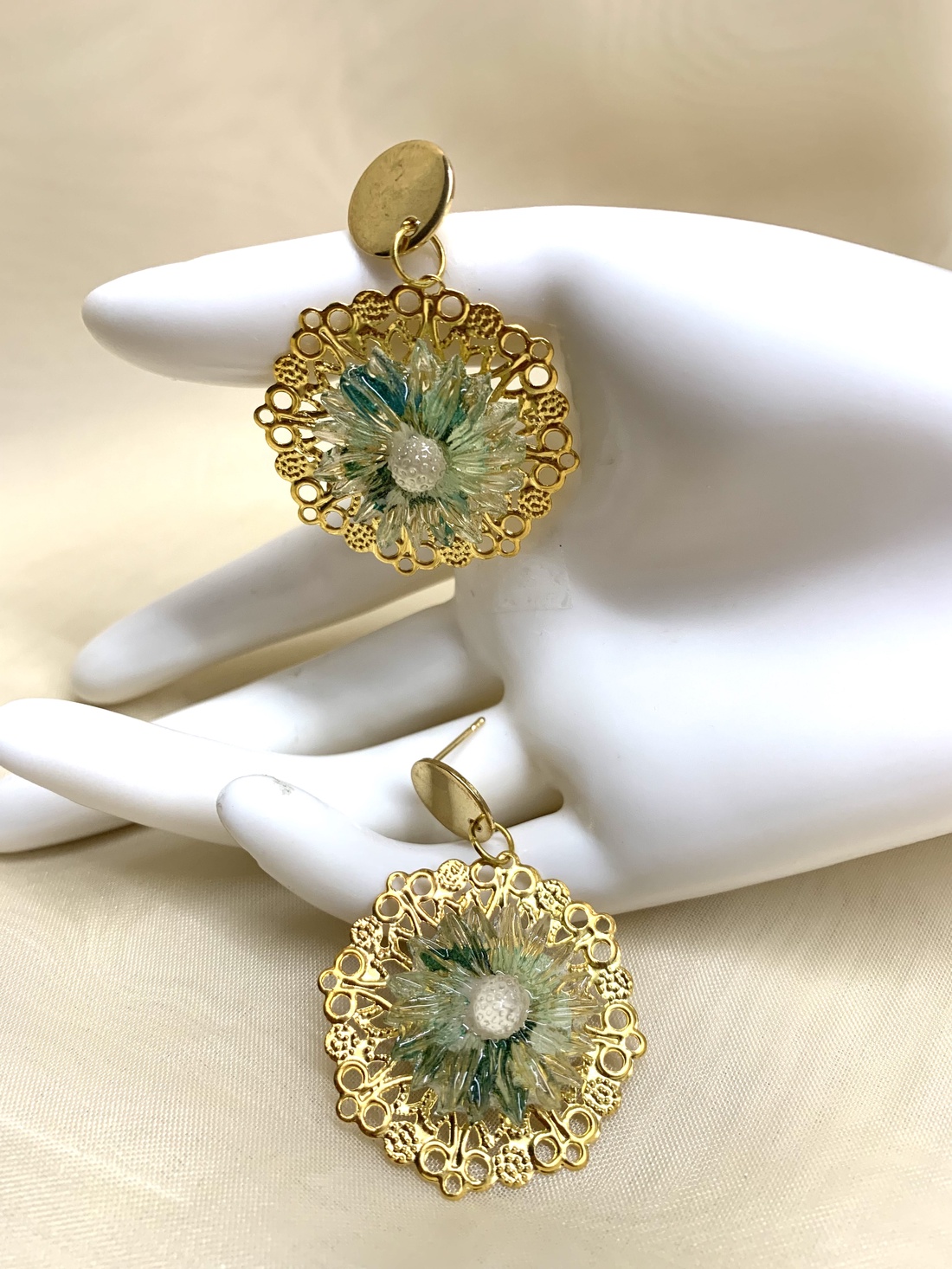 Cercei cu flori naturale Hortensie 00390 - bijuterii - cercei - cercei din rășină - Artynos.ro