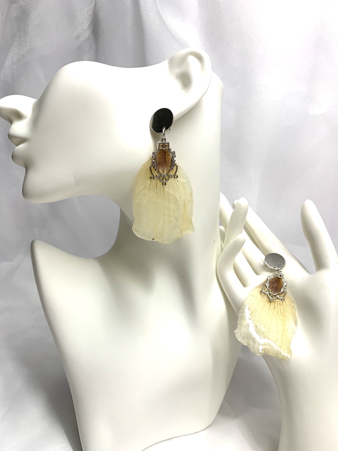 cercei cu flori naturale Trandafiri 01024 - bijuterii - cercei din rășină - Artynos.ro