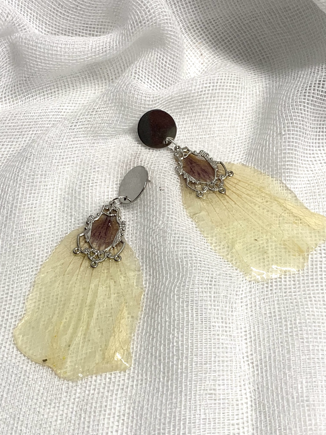 cercei cu flori naturale Trandafiri 01024 - bijuterii - cercei din rășină - Artynos.ro