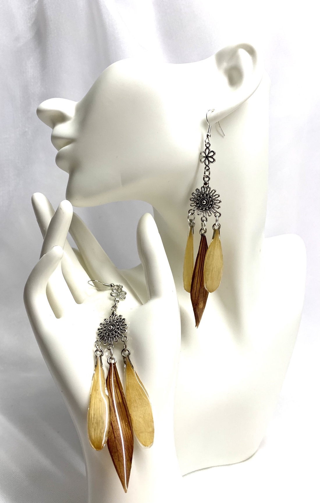 cercei cu flori naturale Trandafiri si Floarea Soarelui 01032 - bijuterii - cercei - cercei din rășină - Artynos.ro