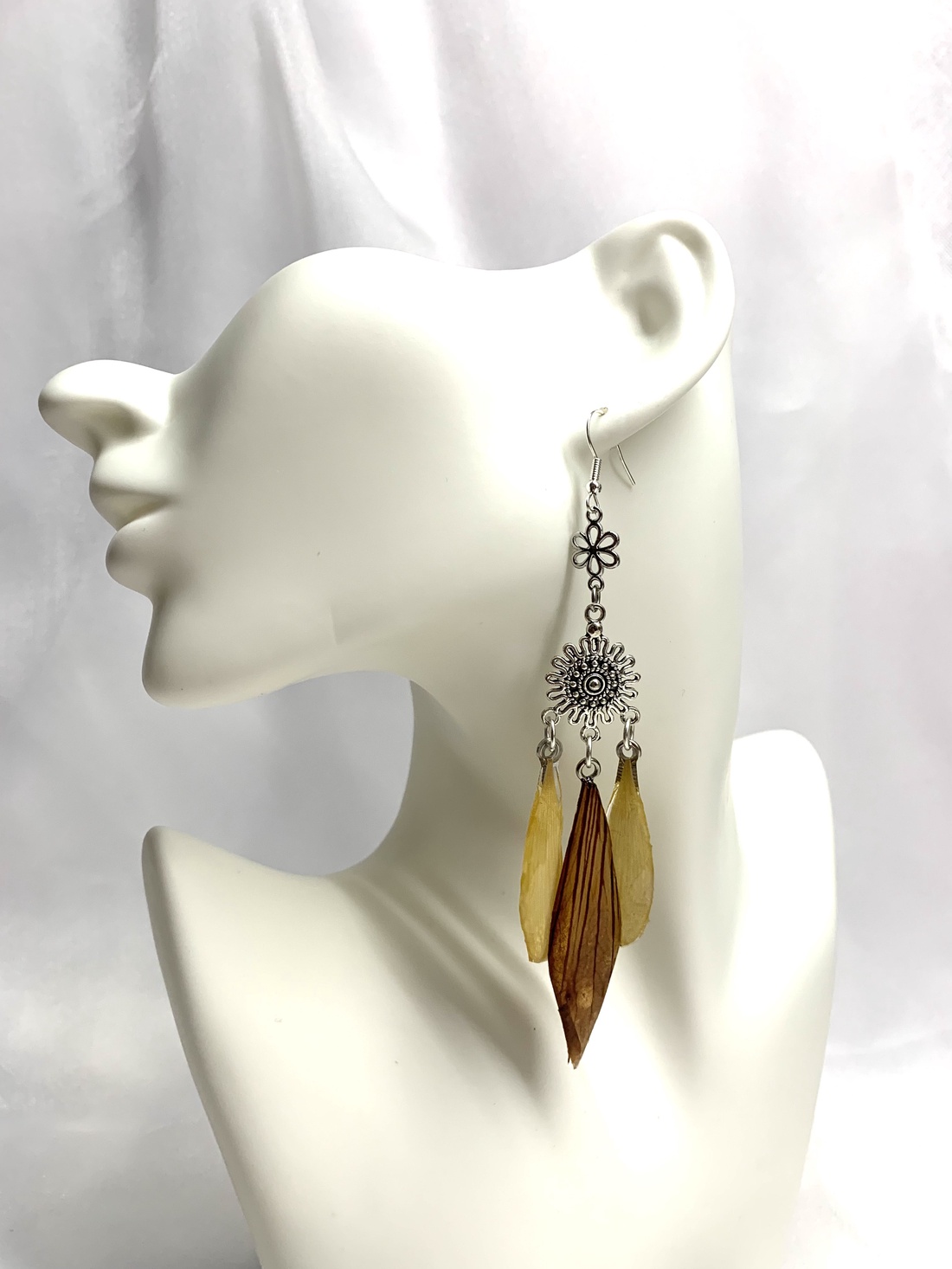 cercei cu flori naturale Trandafiri si Floarea Soarelui 01032 - bijuterii - cercei - cercei din rășină - Artynos.ro