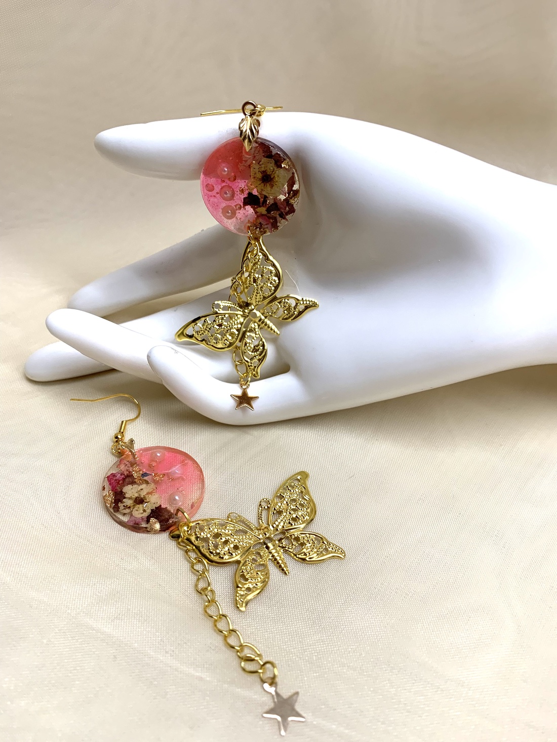 Cercei cu flori naturale 01083 - bijuterii - cercei - cercei din rășină - Artynos.ro