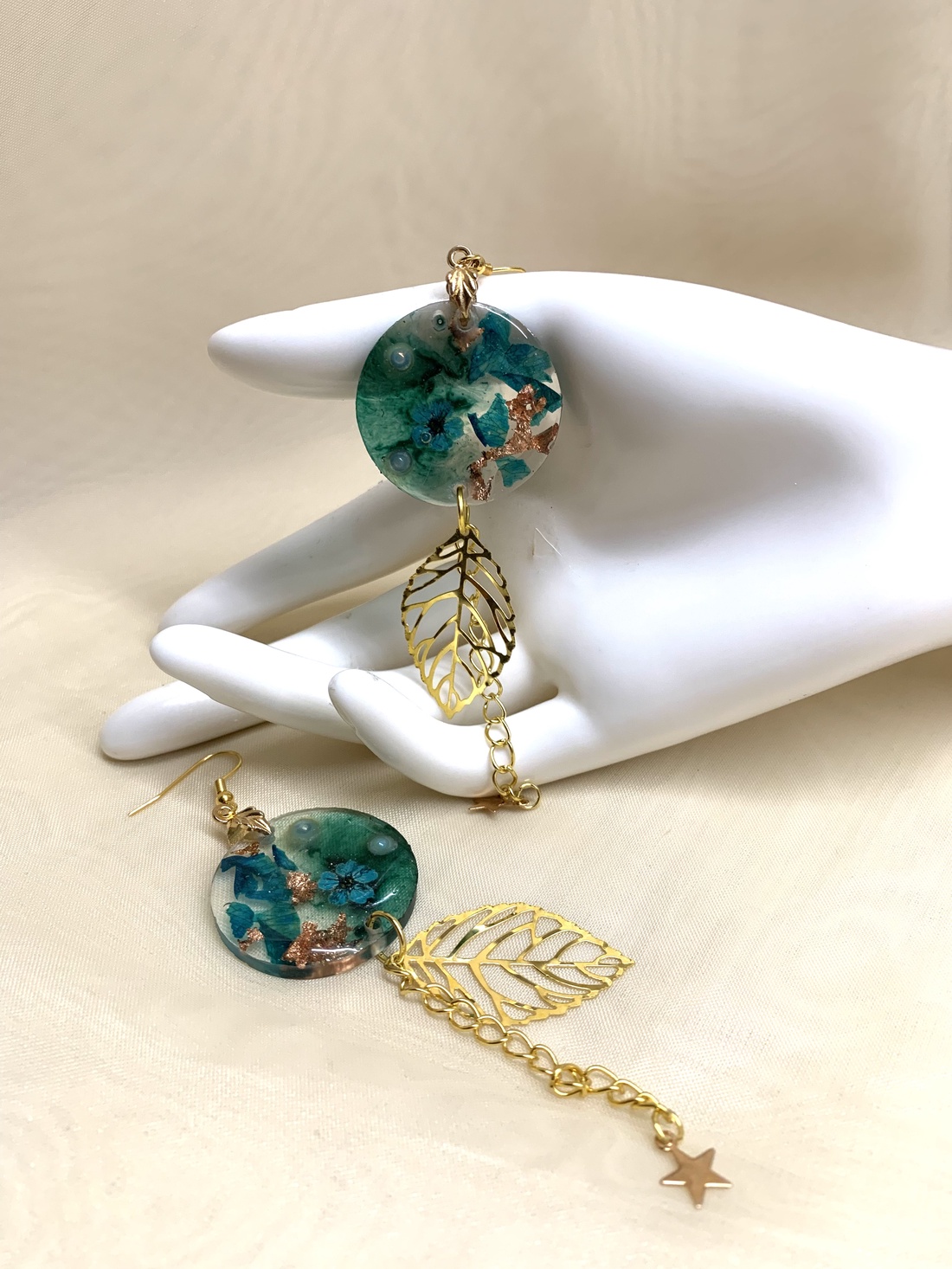 Cercei cu flori naturale 01084 - bijuterii - cercei - cercei din rășină - Artynos.ro