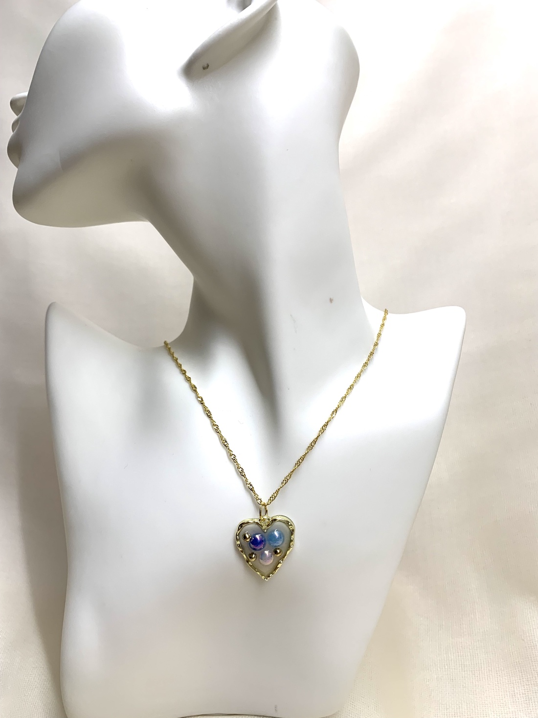 Colier -pandantiv cu pelute artificiale 01174 - bijuterii - coliere - coliere cu pandative - Artynos.ro