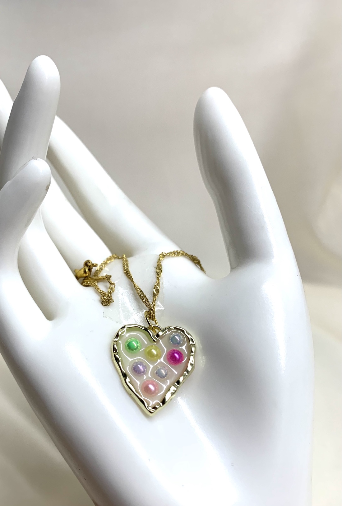 Colier -pandantiv cu pelute artificiale 01175 - bijuterii - coliere - coliere cu pandative - Artynos.ro