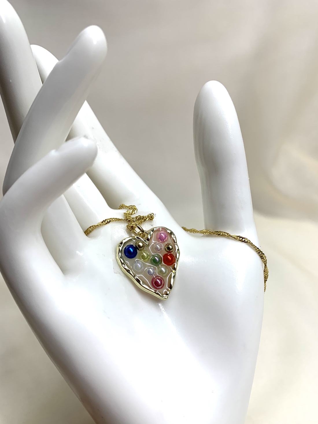 Colier -pandantiv cu pelute artificiale 01176 - bijuterii - coliere - coliere cu pandative - Artynos.ro