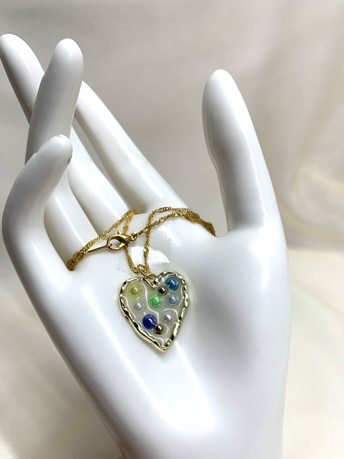 Colier -pandantiv cu pelute artificiale 01177 - bijuterii - coliere - coliere cu pandative - Artynos.ro