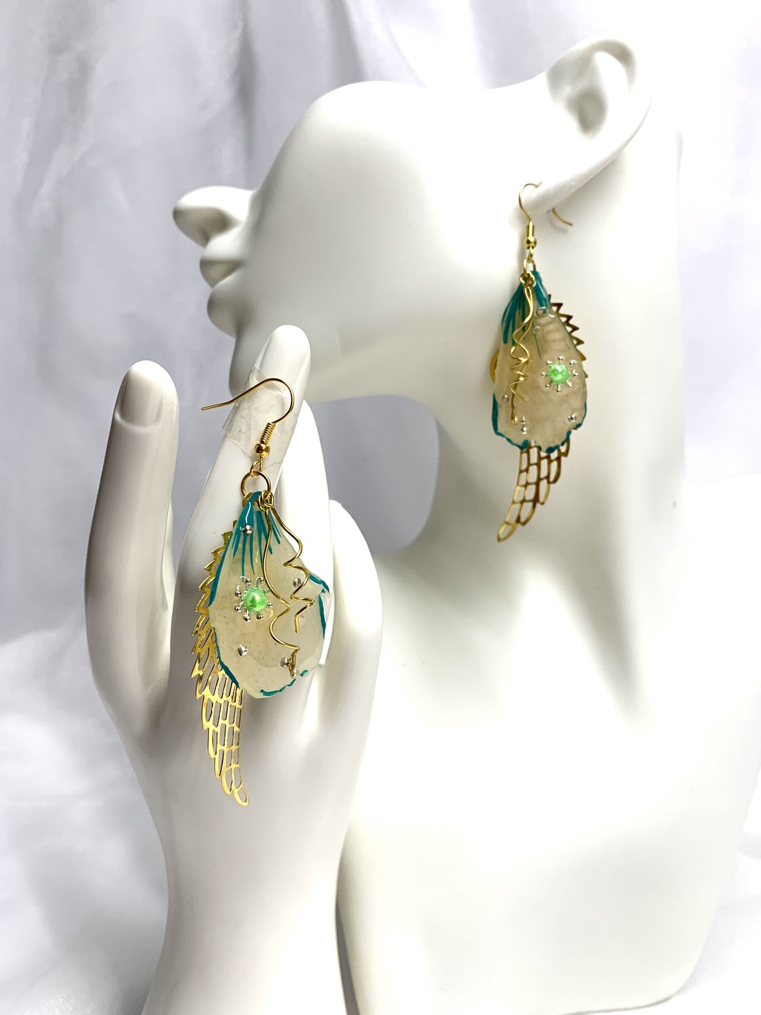 cercei cu flori naturale Bujori 01178 - bijuterii - cercei - cercei din rășină - Artynos.ro