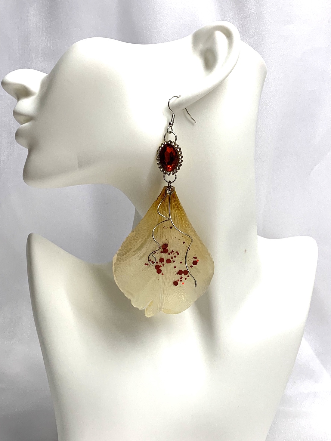 cercei cu flori naturale Lalele 01180 - bijuterii - cercei - cercei din rășină - Artynos.ro