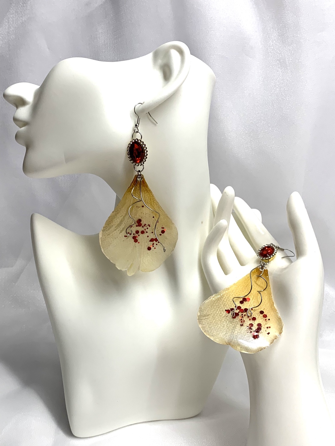 cercei cu flori naturale Lalele 01180 - bijuterii - cercei - cercei din rășină - Artynos.ro