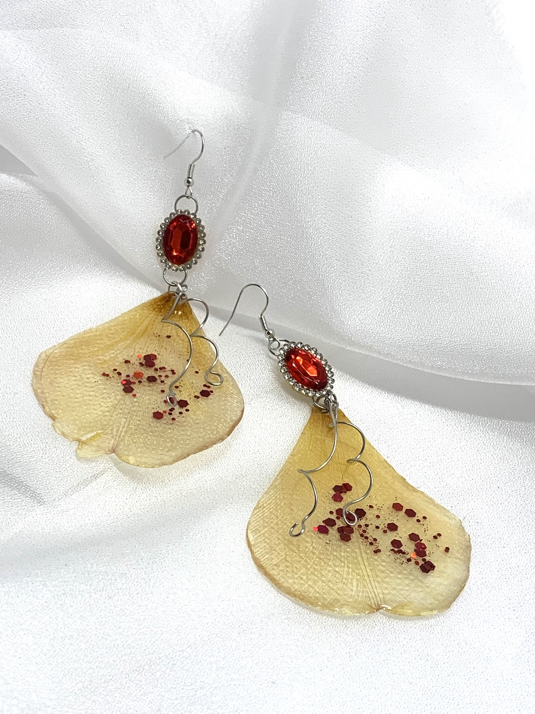 cercei cu flori naturale Lalele 01180 - bijuterii - cercei - cercei din rășină - Artynos.ro