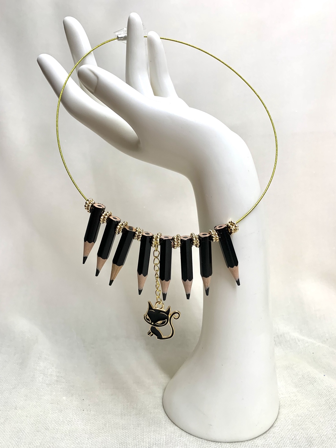 Set bijuterii creioane colorate si pisica neagra00506 - bijuterii - coliere - coliere cu pandative - Artynos.ro